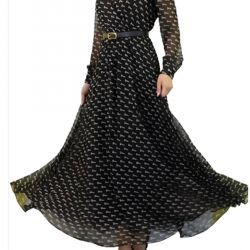 Abito dispone di due strisce per fare eventualmente un fiocco al collo (vedi colore marrone a puntini )