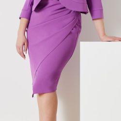 Coprispalle curvy in tessuto scuba mano crepe. Questo particolare tessuto a maglia conferisce elasticità e confort. Modello corto in vita. 
Aperto sul davanti con scollo profilato e manica 3/4. Colore viola iris. 
Il capo è interamente realizzato in Italia. La modella è alta 1,72 e indossa una taglia 48.