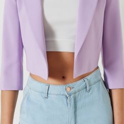 Giacca corta, aperta, modello boxy con revers a lancia realizzato in tessuto tecnico. La giacca ha le maniche a 3/4 e la fodera monogram sur-ton. Il capo può essere utilizzato sia come classica giacca, sia come coprispalle da abbinare ad abiti e tute. Il capo è interamente realizzato in Italia.