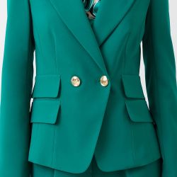 Giacca corta avvitata, doppiopetto con spalline leggermente imbottite. La giacca doppiopetto ha il revers classico ed è chiusa da doppi bottoni tondi dorati logo RR. Fodera monogram sur-ton. E' possibile abbinare la giacca ai pantaloni nel medesimo tessuto. 
Il capo è interamente made in Italy. 
La modella è alta 1,75 m ed indossa la taglia S.