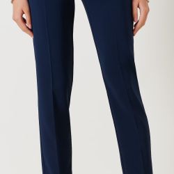 Pantaloni modello slim, con piega, realizzati in tessuto tecnico prodotto con almeno il 35% di poliestere riciclato. I pantaloni hanno le tasche alla francese, e due ulteriori tasche a filo sul retro. Larghezza al fondo 21 cm. Chiusura tramite zip e bottone nascosto. E' possibile abbinare i pantaloni alla giacca nel medesimo tessuto. 
Il capo è interamente made in Italy. 
La modella è alta 1,75 ed indossa la taglia S.