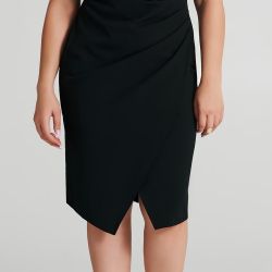 Abito Curvy modello tubino, realizzato in scuba crèpe. L'abito è smanicato con lo scollo rotondo. 
Il tessuto arricciato sul lato dona movimento all'intera figura, la gonna ha un taglio asimmetrico a portafoglio che crea un piccolo spacco al centro. 
Tubino da giorno perfetto per l'ufficio. Il capo è interamente made in Italy. La modella è alta 1,74 m ed indossa la taglia 48.