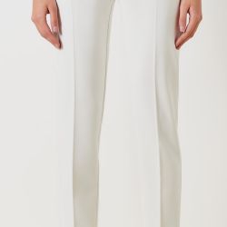 Pantaloni modello slim, con piega, realizzati in tessuto tecnico prodotto con almeno il 35% di poliestere riciclato. I pantaloni hanno le tasche alla francese, e due ulteriori tasche a filo sul retro. Larghezza al fondo 21 cm. Chiusura tramite zip e bottone nascosto. E' possibile abbinare i pantaloni alla giacca nel medesimo tessuto. 
Il capo è interamente made in Italy. 
La modella è alta 1,75 ed indossa la taglia S.