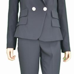 Giacca corta avvitata, doppiopetto con spalline leggermente imbottite. La giacca doppiopetto ha il revers classico ed è chiusa da doppi bottoni tondi dorati logo RR. 
Fodera monogram sur-ton. 
E' possibile abbinare la giacca ai pantaloni nel medesimo tessuto.
Il capo è interamente made in Italy.
La modella è alta 1,75 m ed indossa la taglia S.