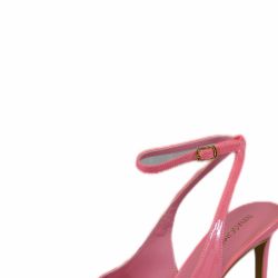 Decoltées a punta, realizzate in vernice, con tacco ricoperto. 
Le decoltées sono chiuse da un cinturino incrociato alla caviglia regolabile. 
La suola leggermente imbottita assicura una vestibilità confortevole. 
Altezza tacco 9,5 cm.