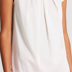 Blusa modello scatoletta con maniche corte, realizzata in raso. 
Scollo rotondo con dettaglio gioiello al centro che stringe il tessuto, creando delle pinces verticali. 
Vestibilità morbida, capo passe-partout da avere nel guardaroba. 
Il capo è interamente made in Italy. La modella è alta 1,77 m ed indossa la taglia S.