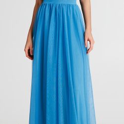 Abito modello impero realizzato con tessuto in paillettes e gonna in tulle. L'abito ha un'audace scollo profondo a V, con un piccolo lembo di tulle trasparente nel mezzo per mantenere la struttura dello scollo. La gonna a ruota è composta da diversi strati di tulle per garantire la giusta coprenza al capo. Il vero abito principesco da grande soirée per un evento davvero speciale: brillantezza estrema e gonna vaporosa di grande impatto. Il capo è interamente made in Italy. La modella è alta 1,77 m ed indossa la taglia S.