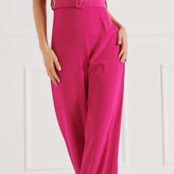 Tuta smanicata, con pantaloni palazzo. La tuta è realizzata in tessuto fluido ed è leggermente drappeggiata su una spalla. 
Cintura monogram ricoperta, removibile. Chiusura apposta nella parte posteriore, tramite zip invisibile. 
Il capo è interamente made in Italy. La modella è alta 1,75 m ed indossa la taglia S.