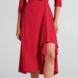 Abito midi modello "A line", realizzato in tessuto cadi. L'abito ha uno scollo a V incrociato con le maniche a tre quarti. 
La gonna ha un taglio asimmetrico, con drappo di tessuto laterale morbido. 
Capo semplice e romantico passe-partout da tenere sempre nel guardaroba e da indossare da mattina a sera. 
Il capo è interamente made in Italy. La modella è alta 1,77 m ed indossa la taglia S.