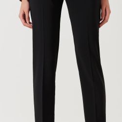 Pantaloni modello slim, con piega, realizzati in tessuto tecnico prodotto con almeno il 35% di poliestere riciclato. I pantaloni hanno le tasche alla francese, e due ulteriori tasche a filo sul retro. Larghezza al fondo 21 cm. Chiusura tramite zip e bottone nascosto. E' possibile abbinare i pantaloni alla giacca nel medesimo tessuto. 
Il capo è interamente made in Italy. 
La modella è alta 1,75 ed indossa la taglia S.