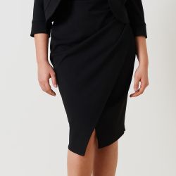 Coprispalle curvy in tessuto scuba mano crepe. Questo particolare tessuto a maglia conferisce elasticità e comfort. Modello corto in vita. 
Aperto sul davanti con scollo profilato e manica 3/4. 
Colore nero. Il capo è interamente realizzato in Italia. 
La modella è alta 1,74 e indossa una taglia 46.